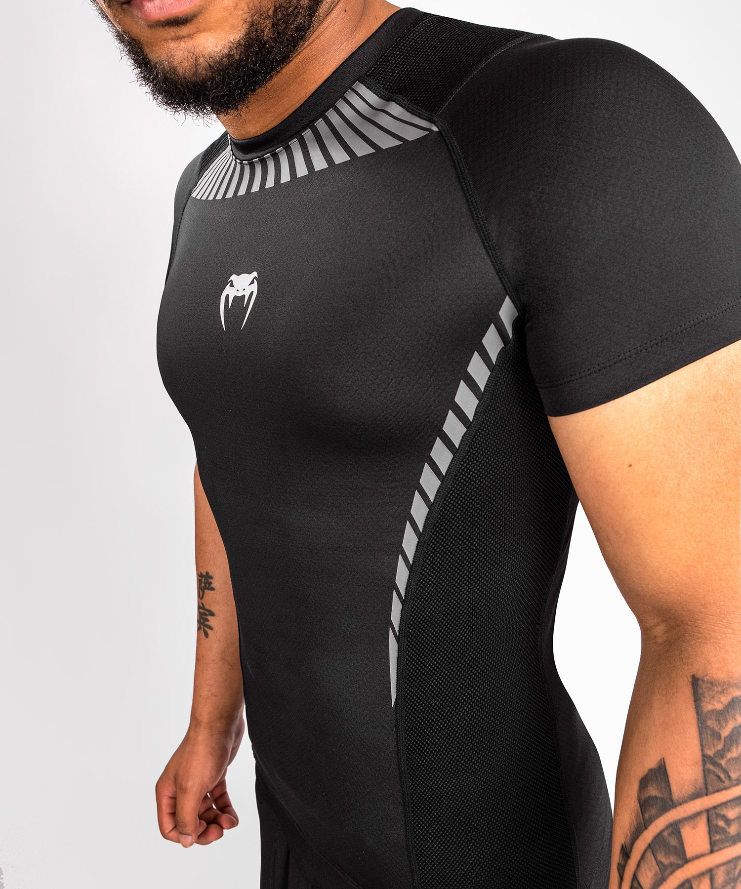 Venum Jaws 2.0 Rashguard Short Sleeves - Black - Budo Online